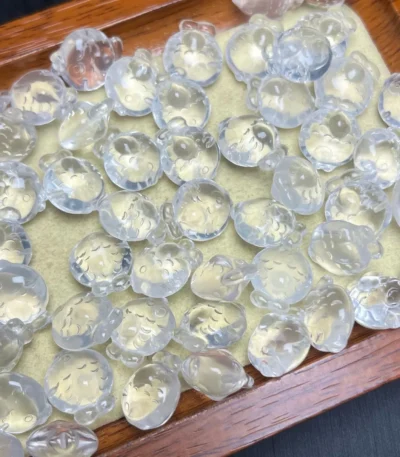 冰晶魚影天然白水晶小鱼小雕刻側面照