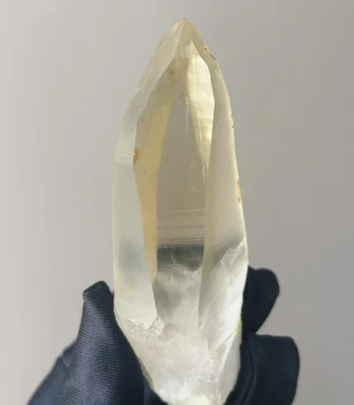 天然喜馬水晶共生黑髮原石 82g 側面黑髮分佈