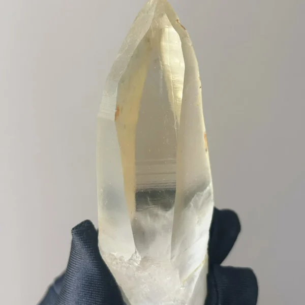 天然喜馬水晶共生黑髮原石 82g 側面黑髮分佈