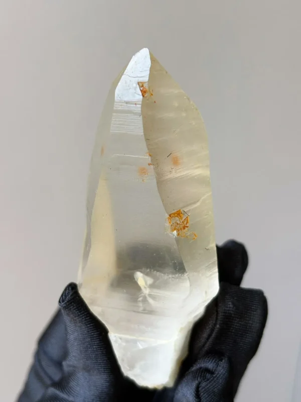 天然喜馬水晶共生黑髮原石 82g 透光效果