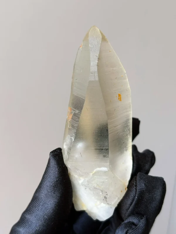天然喜馬水晶共生黑髮原石 82g 手術刀型正面 陳列展示角度
