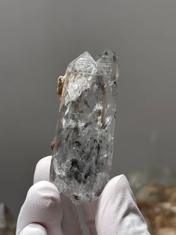 天然金口河水晶原石局部冰裂特寫