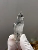 天然金口河水晶原石 晶體清澈帶絮紋正面