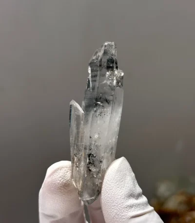 天然金口河水晶原石 晶體清澈帶絮紋正面