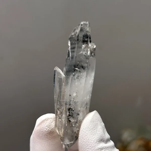 天然金口河水晶原石 晶體清澈帶絮紋正面