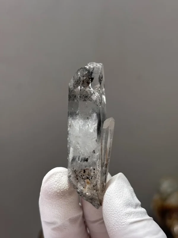 天然金口河水晶原石 背面原始風化痕跡