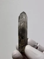 天然四川金口河水晶原石正面特寫 玻璃光澤