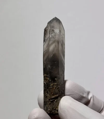 天然四川金口河水晶原石正面特寫 玻璃光澤