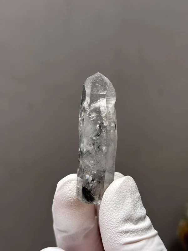 金口河水晶原石側面照自然紋理