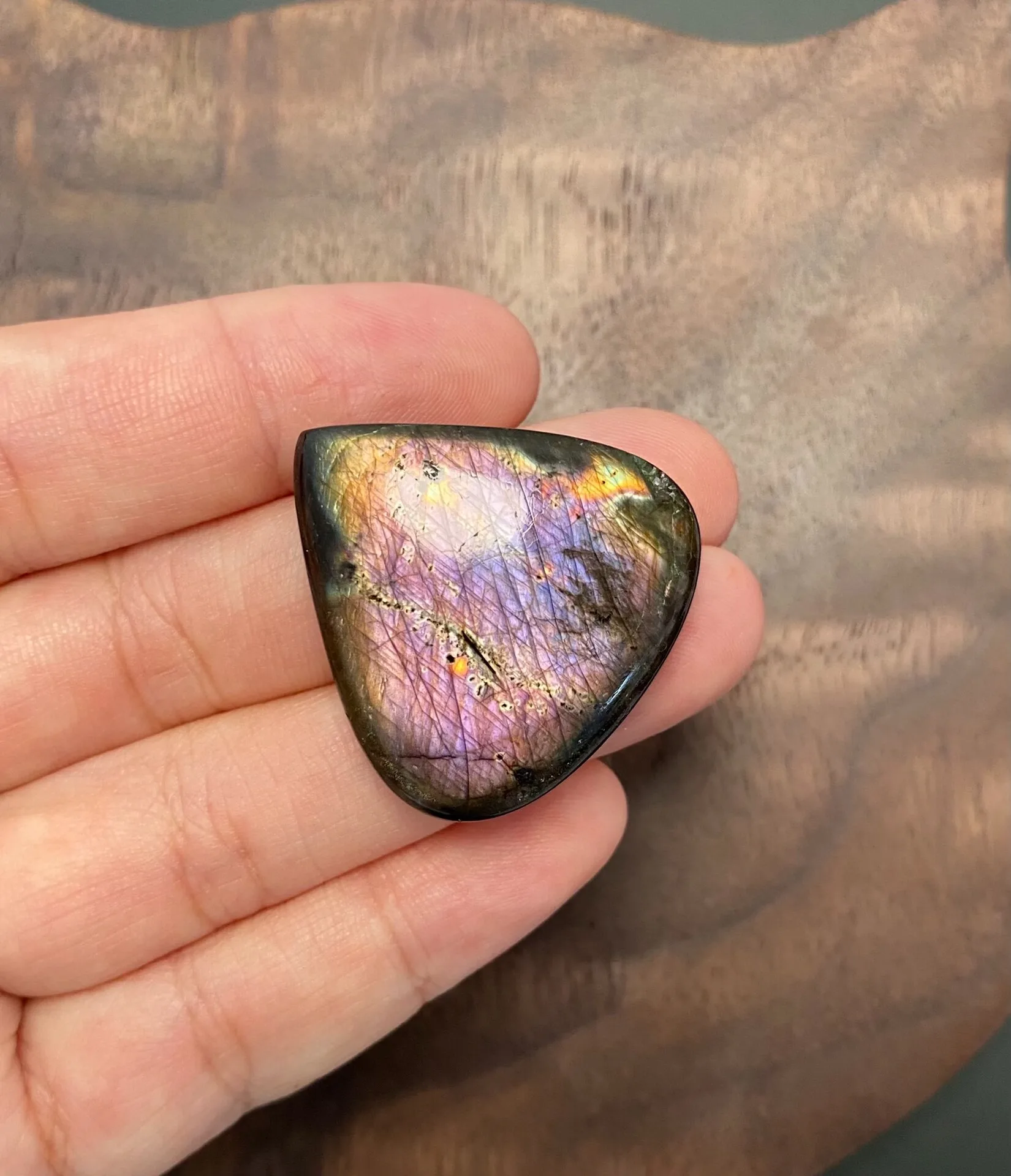 labradorite-palm-stone-31mm-02 天然拉長石胖水滴紫光裸石側面照顯示厚度