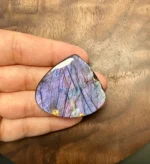天然紫光拉長石手把件 側面角度 展現厚度