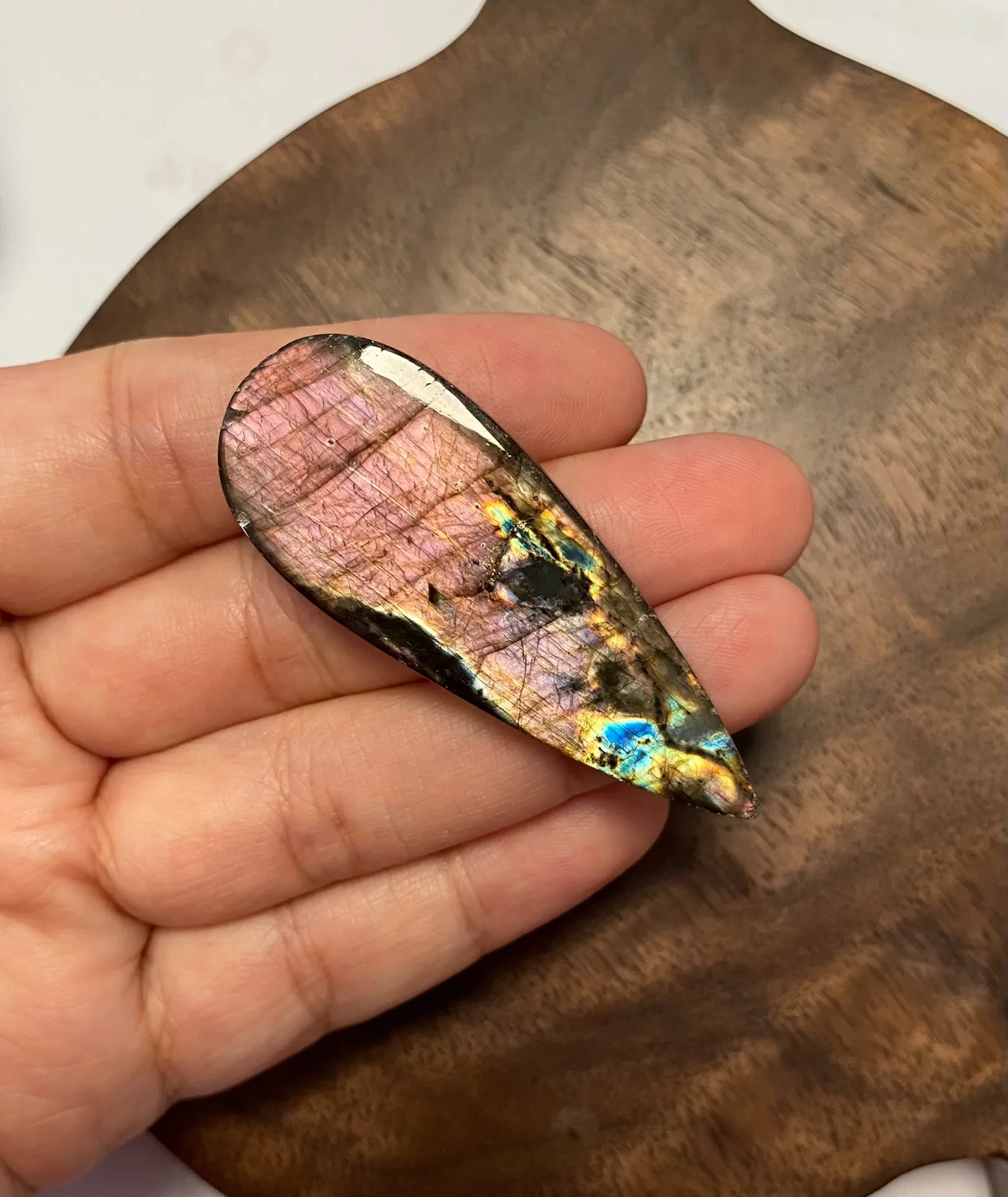 labradorite-pendant-54mm-02 天然拉长石水滴吊墜 54.7mm 粉紫光侧面