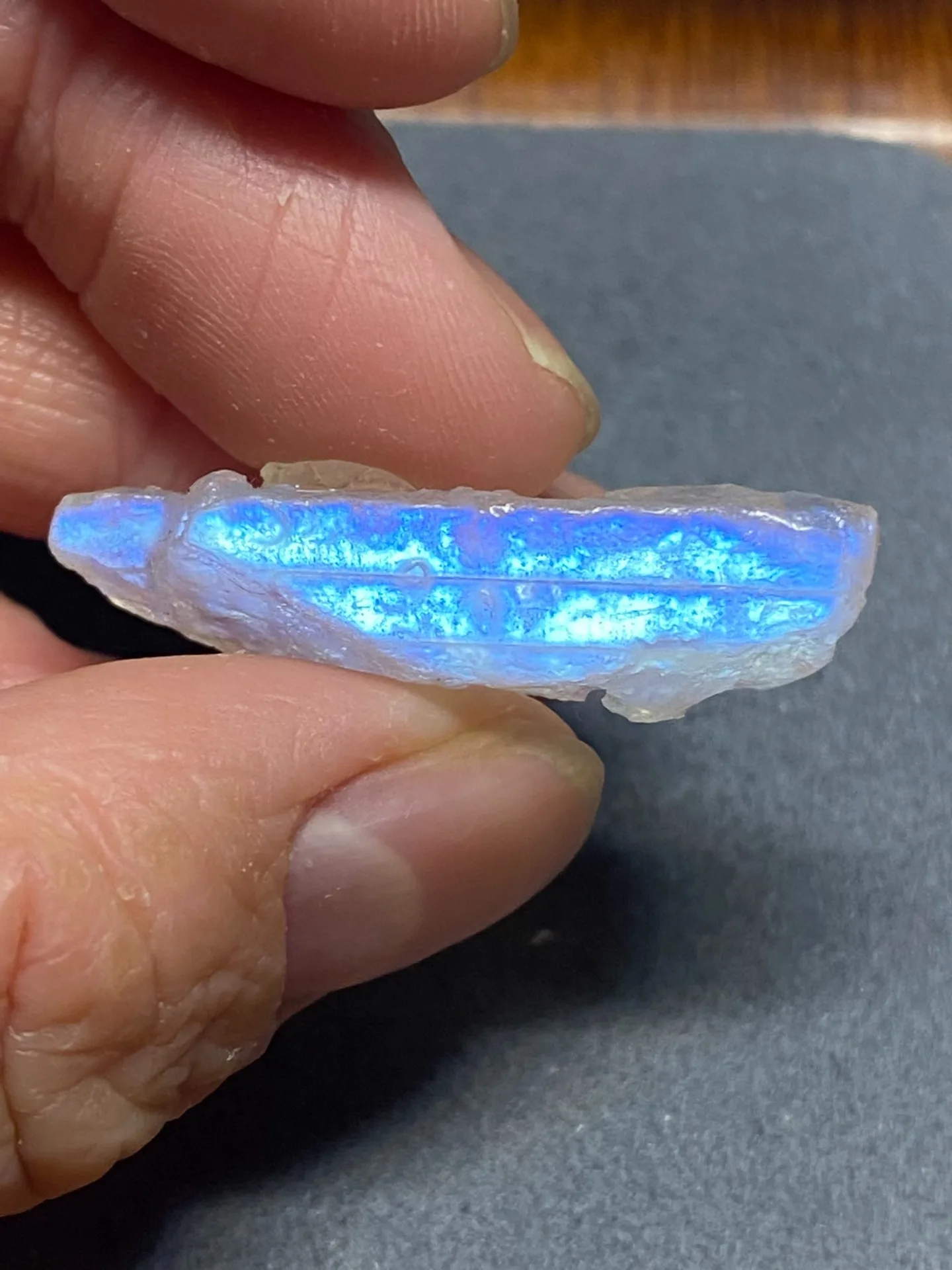 moonstone-specimen-blue-01-1 天然藍月光原石 4.9克 藍色光暈正面