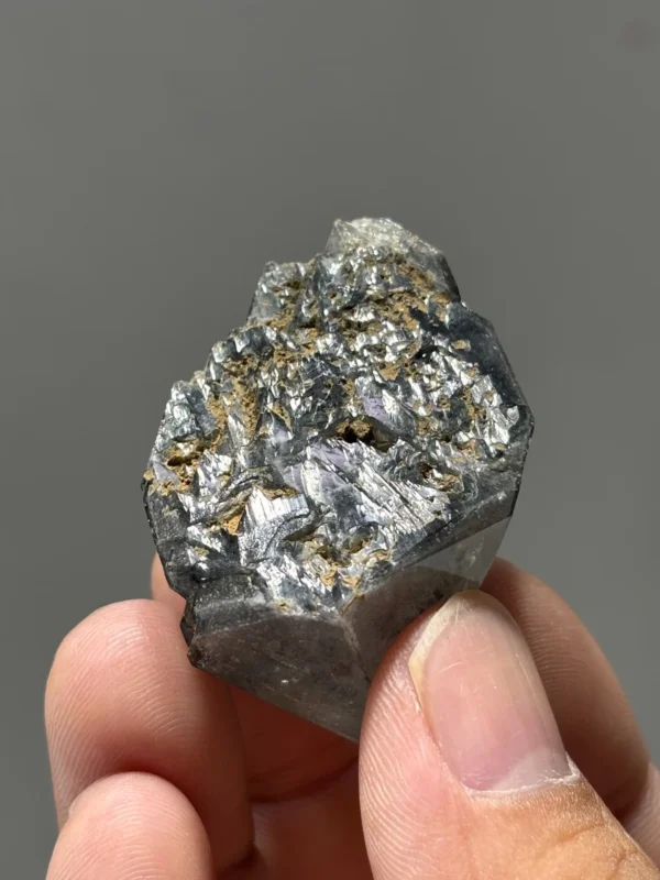天然閃靈水晶原石骸骨紋理正面特寫