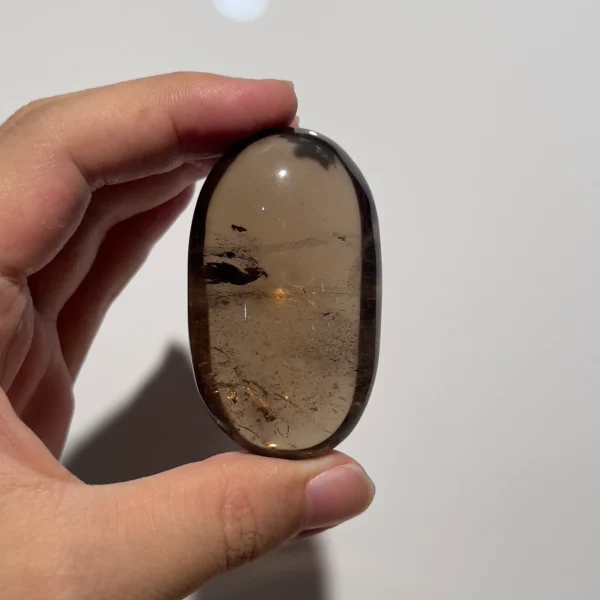 天然茶晶把玩正面照，茶褐色晶體帶天然紋理
