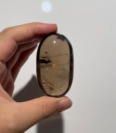 天然茶晶把玩正面照，茶褐色晶體帶天然紋理