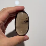 天然茶晶把玩背面照，保留天然礦皮