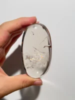 天然彩虹茶晶把玩正面照，晶體帶彩虹光暈