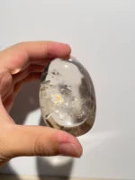 天然彩虹茶晶把玩背面照，可見天然礦皮