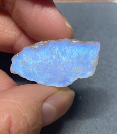 天然月光石原石側面藍色光暈