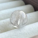天然黃幽靈銀髮單珠12.8mm 淺黃色晶體銀髮絲正面 收藏展示角度
