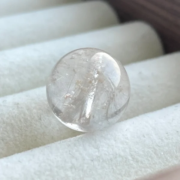 天然黃幽靈銀髮單珠12.8mm 淺黃色晶體銀髮絲正面 收藏展示角度