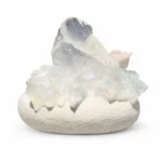 晨露白境天然白水晶mini豆丁水晶擺件側面視角，白色玫瑰與葉片裝飾